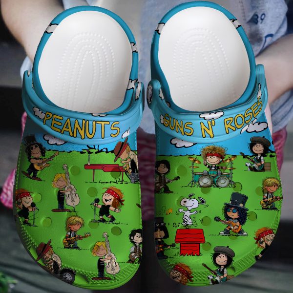 T1001 Guns N Roses x Snoopy Crocs mockup 1 jpg 1.jpg